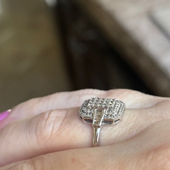 .50 ctw round & baguette white diamond ring-10k white gold size 8 - Picture 3 of 3